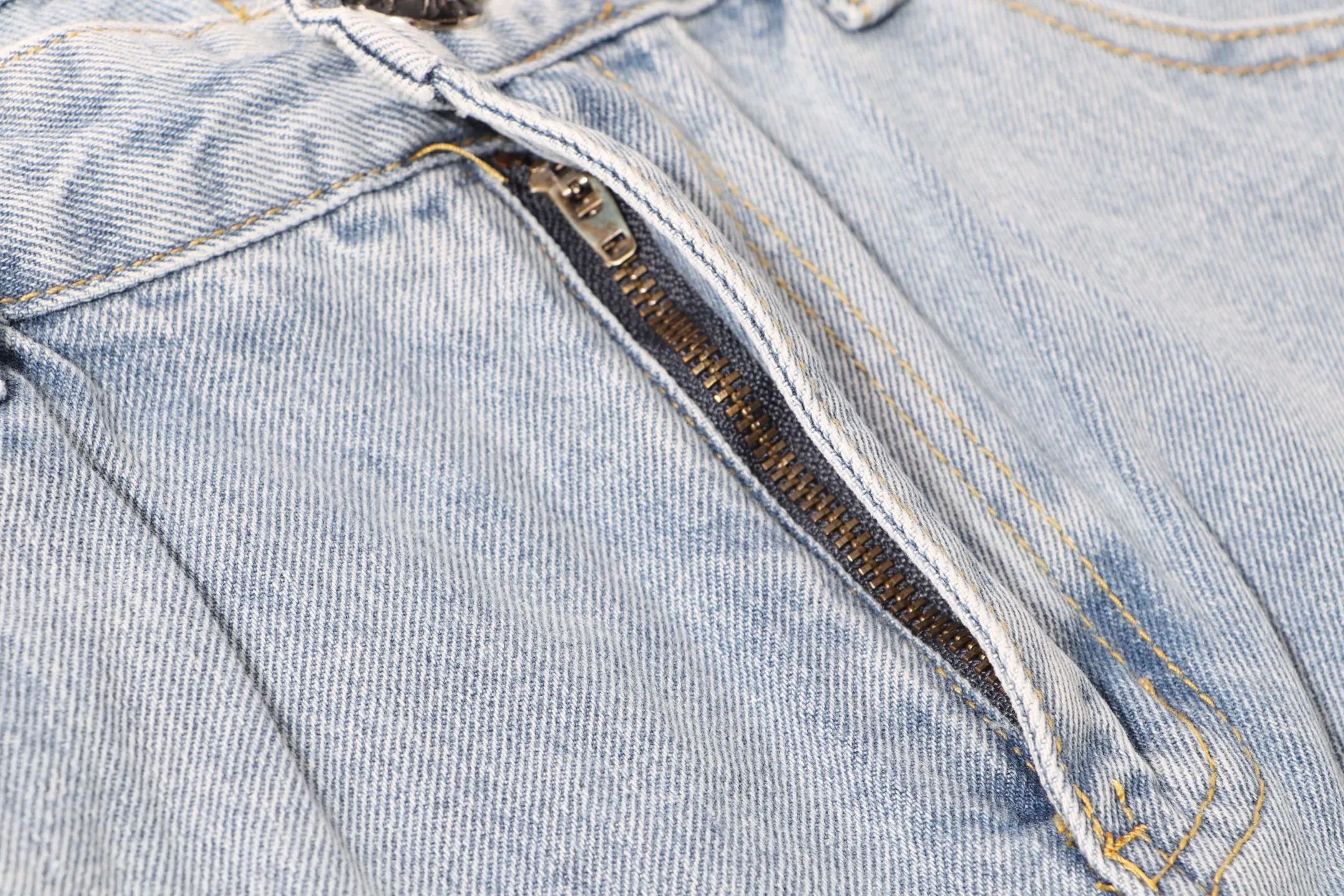 P230 Style number: H39 Croxin & 𝐂𝐡𝐫𝐨𝐦𝐞 𝐇𝐞𝐚𝐫𝐭 ss25 blue black blue and white grained leather denim workwear logging pants. Styles with different washed textures are very friendly to people with thin legs. The slightly flared version perfectly modifies the leg shape. The timeless and moderate length makes it easy to match and match. It is the basis for various styles and is a must-have in your wardrobe! The fabric is stiff but also makes the upper body soft without losing texture. The washing process is even more perfect. It is a must-have item for everyone! ! ! Washed wheat, hang tag, pants label, three labels complete Color: blue Size: 28-30-32-34